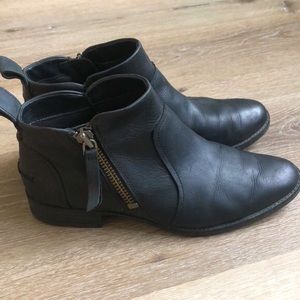 UGG Australia Women's Black Leather Zip Up Ankle Boot US 9.5 Short Biker Booties